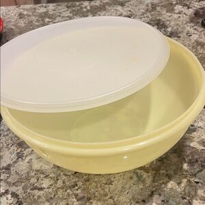 Vintage Tupperware 26-cup Fix-N-Mix bowl yellow, an airtight, liquid-tight seal